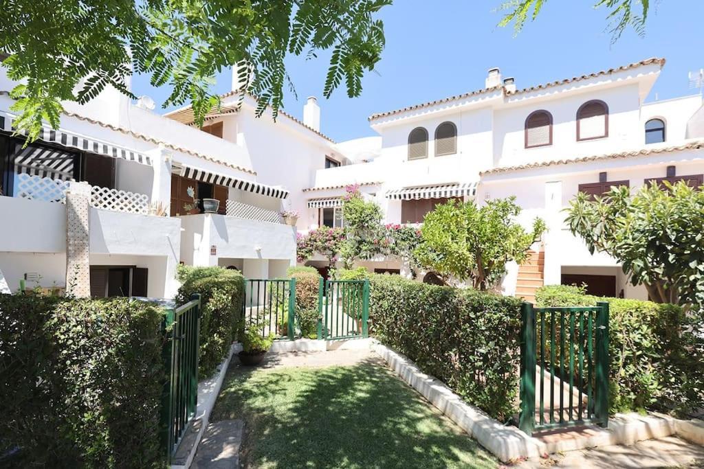 4 Bedroom Townhouse 200 Meters From The Beach!