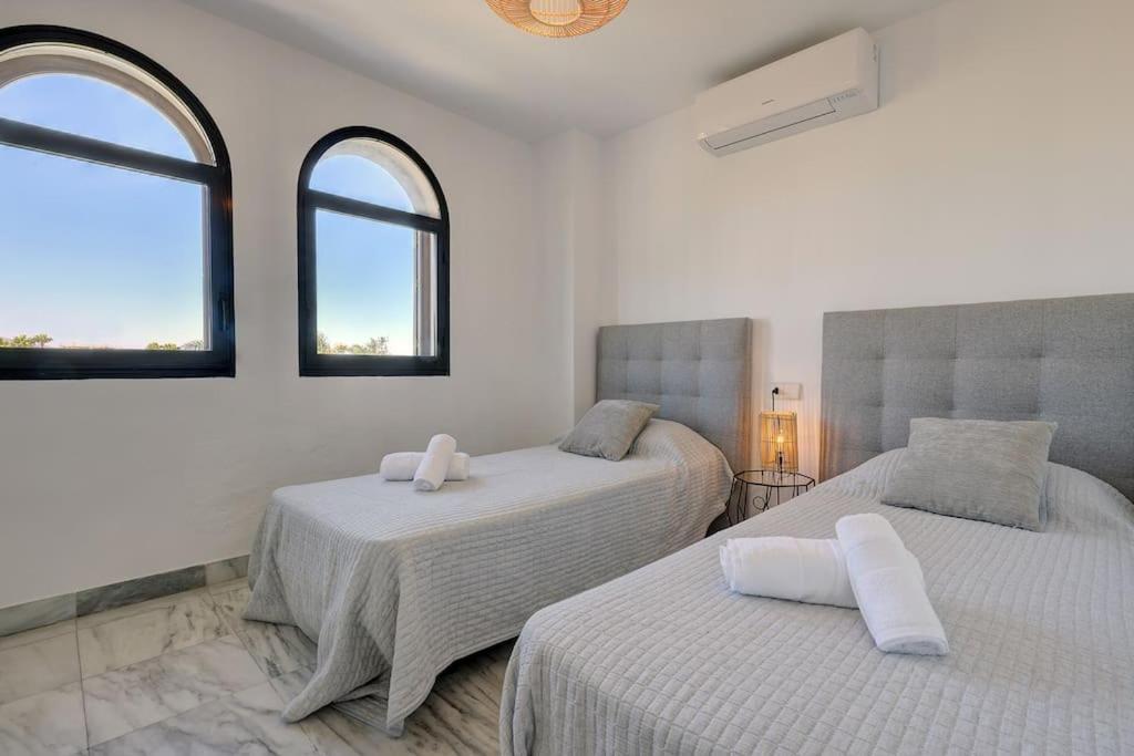 4 Bedroom Townhouse 200 Meters From The Beach! Estepona